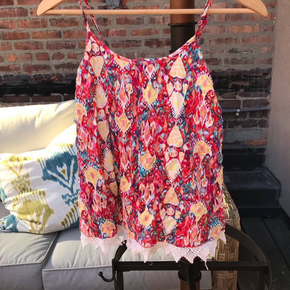 Bright tank with lace